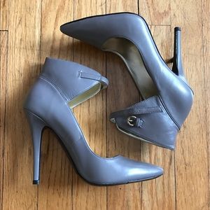 Grey pumps